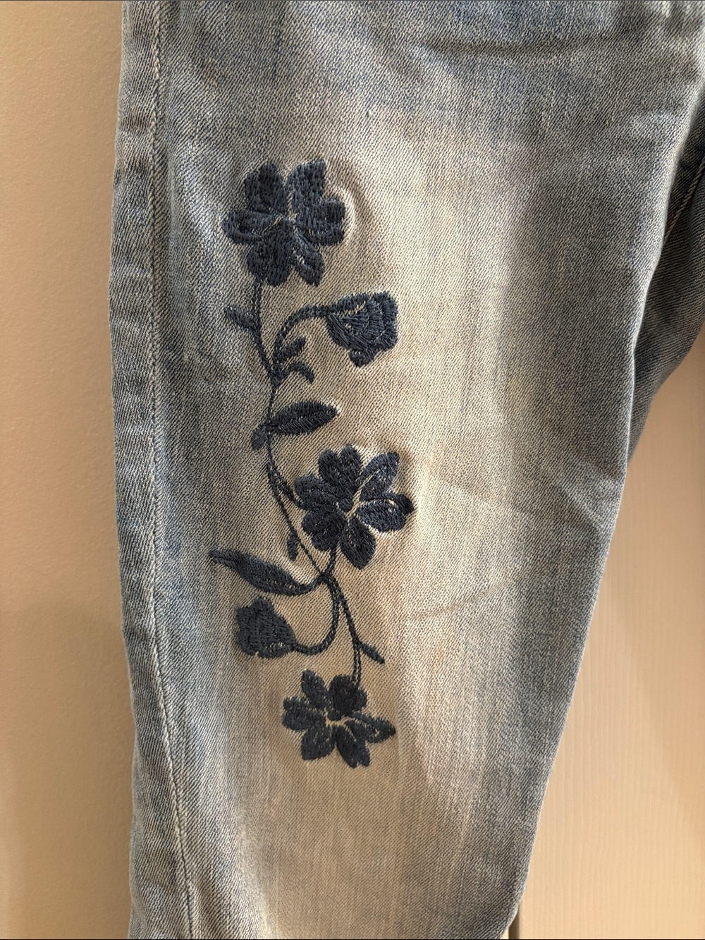 Tommy Hilfiger Light Blue Embroidered Floral Women’s Capri Jeans - Picture 2 of 8